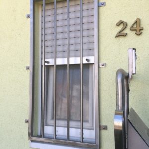 Fenstergitter montiert mit Sicherheitsschrauben