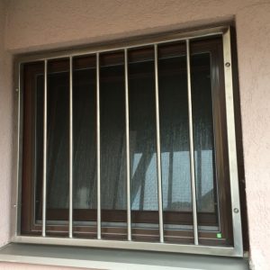 Fenstergitter montiert mit Sicherheitsschrauben